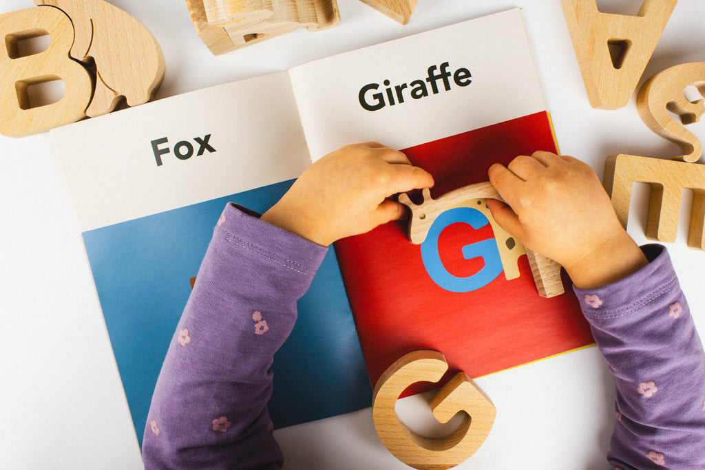 Child’s hands playing with wooden ABC Animal Set
Mânuțe de copil jucându-se cu Setul Animale ABC din lemn